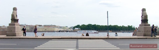 Blick vom Haus von Peter I. über die Newa zum Sommerpalast