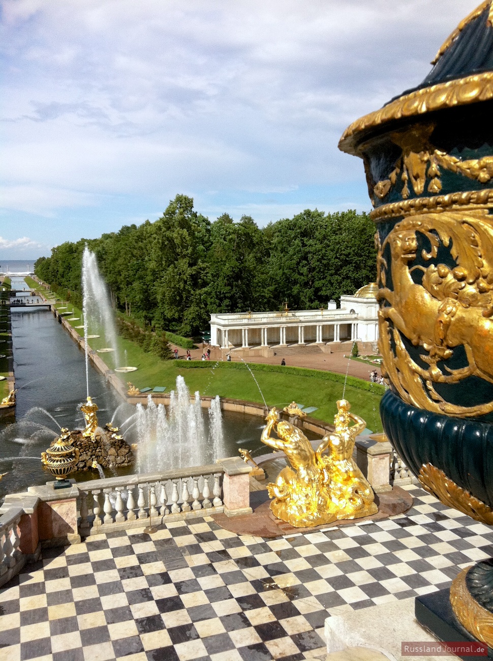 Blick von der Terrasse am Großen Palast auf den Meereskanal