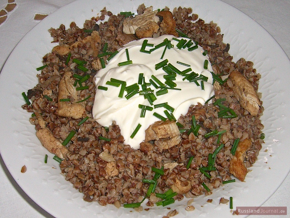 Buchweizen mit Fleisch im Tontopf