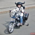 Kleiner Junge mit Helm auf Motorrad