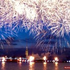 Feuerwerk über dem ganzen Himmel in St. Petersburg