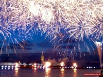 Feuerwerk über dem ganzen Himmel in St. Petersburg