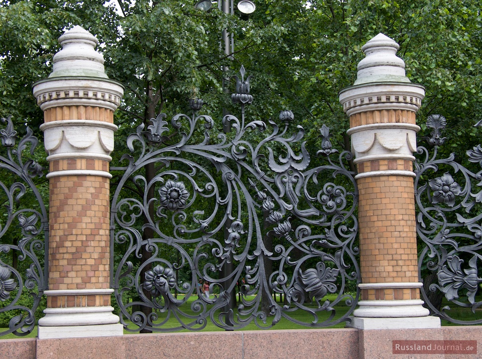 Kunstvolles Gartengitter des Michailowski-Garten in St. Petersburg