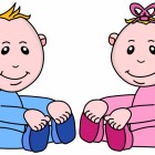 Zwei sitzende Babys: Junge in blau und Mädchen in rosa