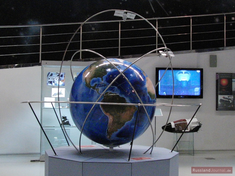 Globus mit Umlaufbahnen von Satelliten