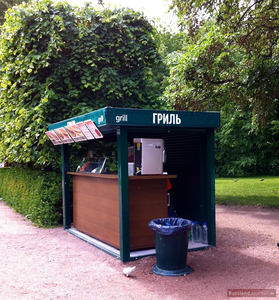 Ein Grill-Stand im Unteren Park in Peterhof