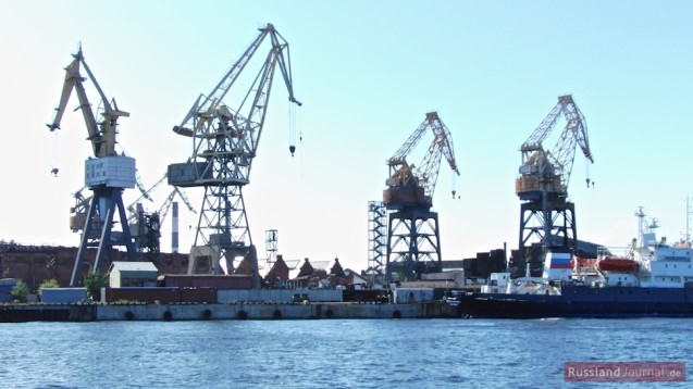 Hafenkräne in St. Petersburg