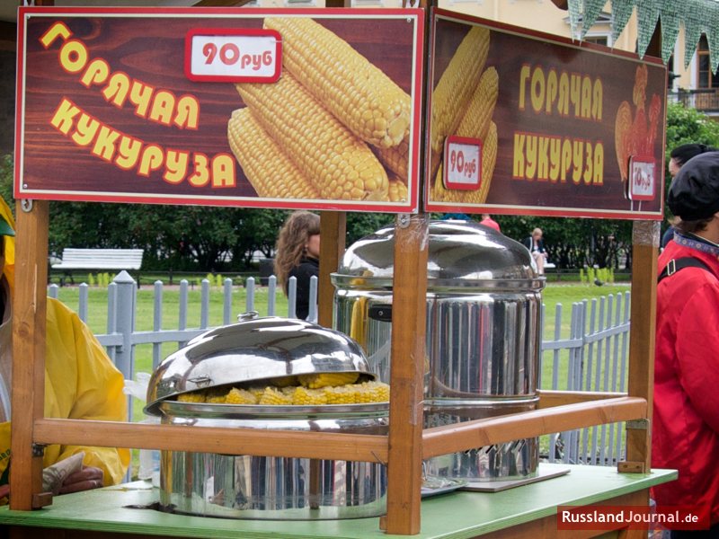 Verkaufsstand mit der Aufschrift "Heißer Mais" auf Russisch