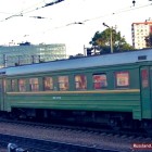 grüner Wagen eines russischen Zuges