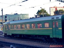 grüner Wagen eines russischen Zuges