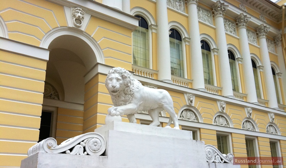 Löwe am Eingang in den Michailowski-Palast