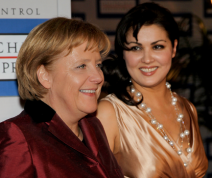 Anna Netrebko und Angela Merkel beim Deutschen Medienpreis 2009 © media control GmbH