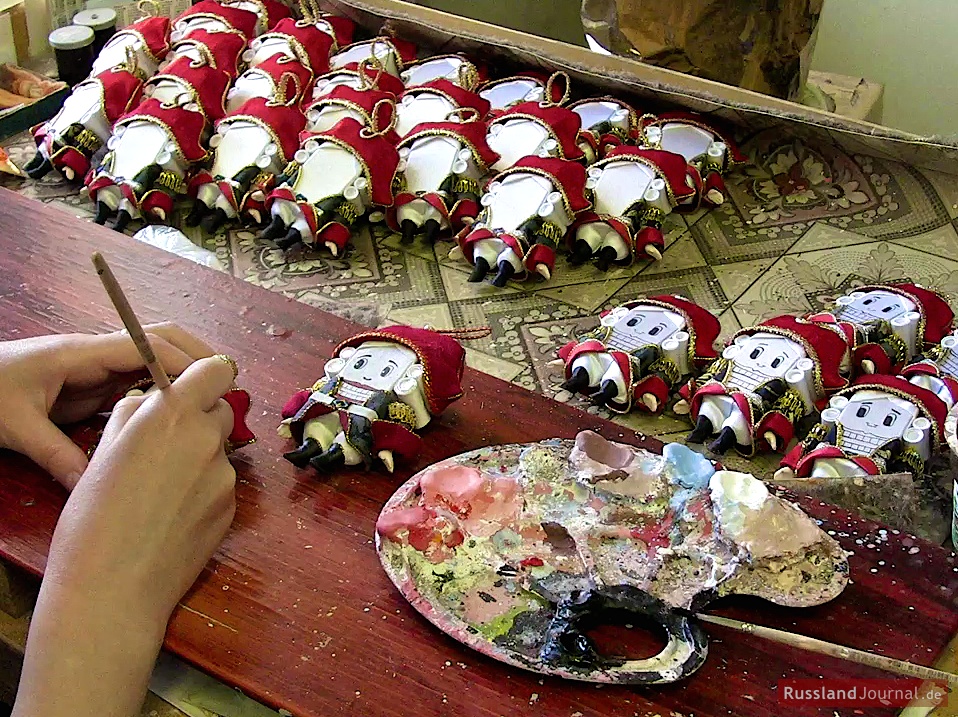 Herstellung der Nussknacker in der Puppenwerkstatt