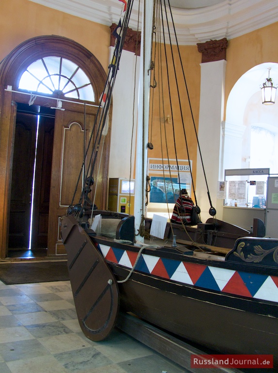 Kopie des ersten Bootes von Peter des Großen im Bootshaus der Peter-Paul-Festung