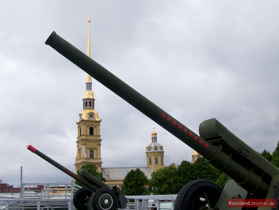 Kanonen auf der Mauer der Naryschkin-Bastion in der Peter-Paul-Festung