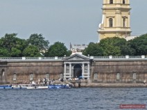 Das Newa-Tor führt vom Wasser direkt in die Peter-Paul-Festung