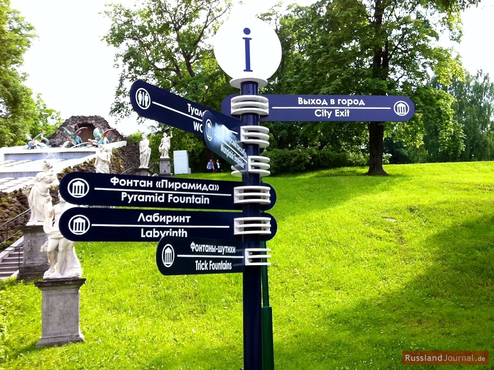 Wegweiser im Unteren Park von Peterhof