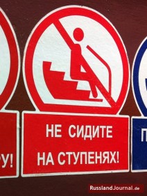 Hinweisschild in Metro auf Russisch: Не сидите на ступенях! = Sitzen Sie nicht auf den Stufen! 