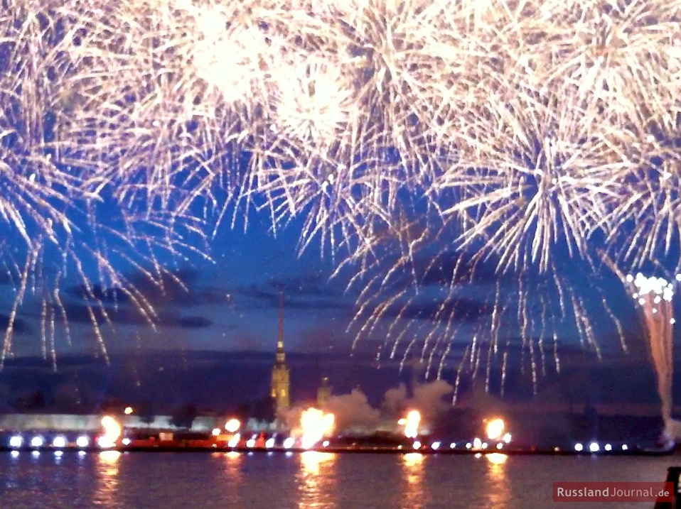 Großes Feuerwerk über der Newa