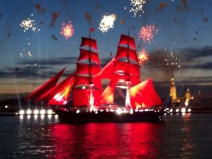 Segelschiff vor Peter-Paul-Festung in Sankt Petersburg