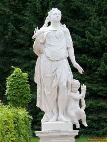 Frauen Skulptur im Unteren Park