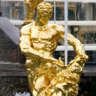 Die Samson-Fontäne in Peterhof bei St. Petersburg: Samson reisst dem Löwen das Maul auf