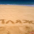 Sandstrand am Meer mit dem Wort пляж = Strand auf Russisch