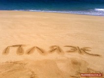 Sandstrand am Meer mit dem Wort пляж = Strand auf Russisch