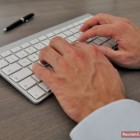 Männerhände tippen auf einer Tastatur
