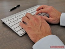 Männerhände tippen auf einer Tastatur