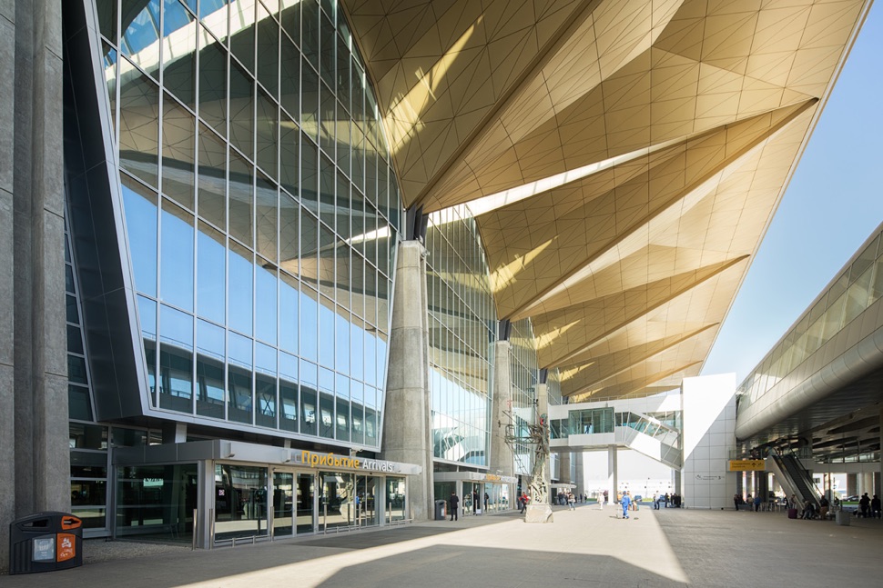 Eingang "Ankunft" am Flughafen Pulkovo