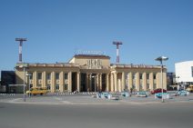 Gelbes Flughafengebäude Pulkovo-2