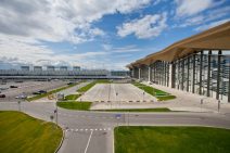 Flughafengebäude Pulkovo mit großem Parkplatz