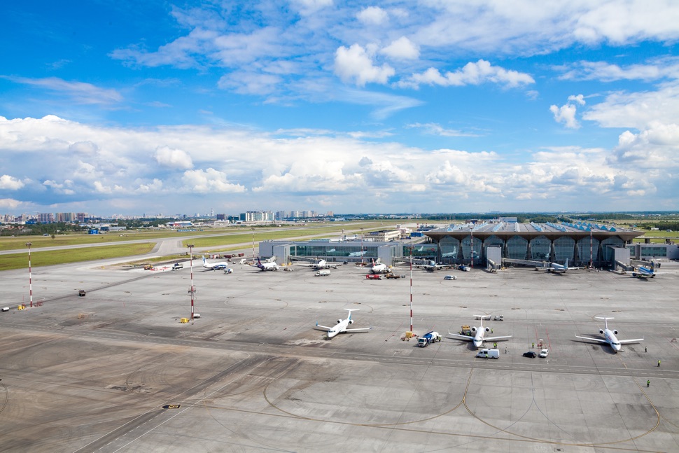 Luftaufnahme vom Flughafen Pulkovo mit Flugplatz, Feld und Wohngebiet