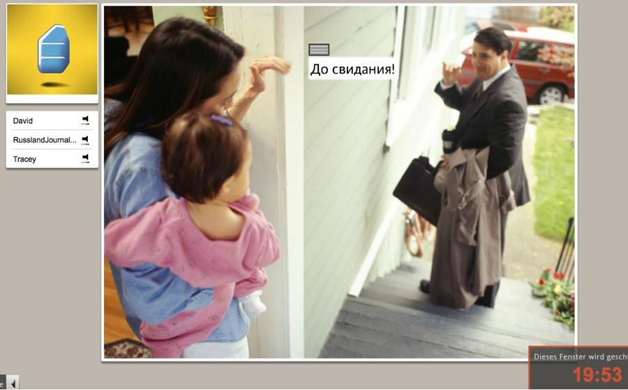 Frau mit Kind auf dem Arm verabschiedet sich von einem Mann, Studio-Sitzung bei Rosetta Stone Russisch TOTALe