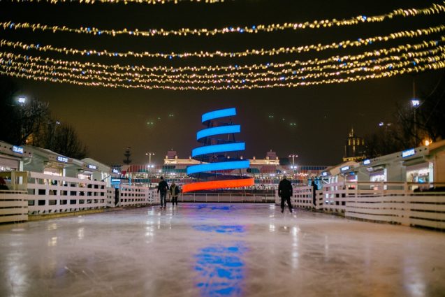 Eisbahn 2020 bei Nacht im Gorki-Park