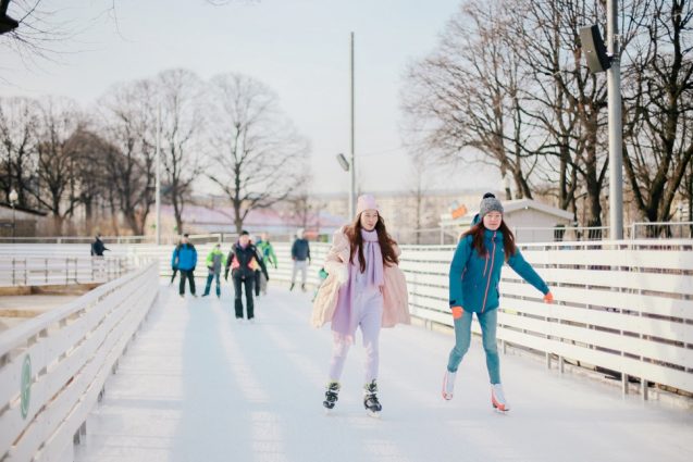 Zwei Eis­läu­ferinnen und mehr Eislläufer im Gorki Park