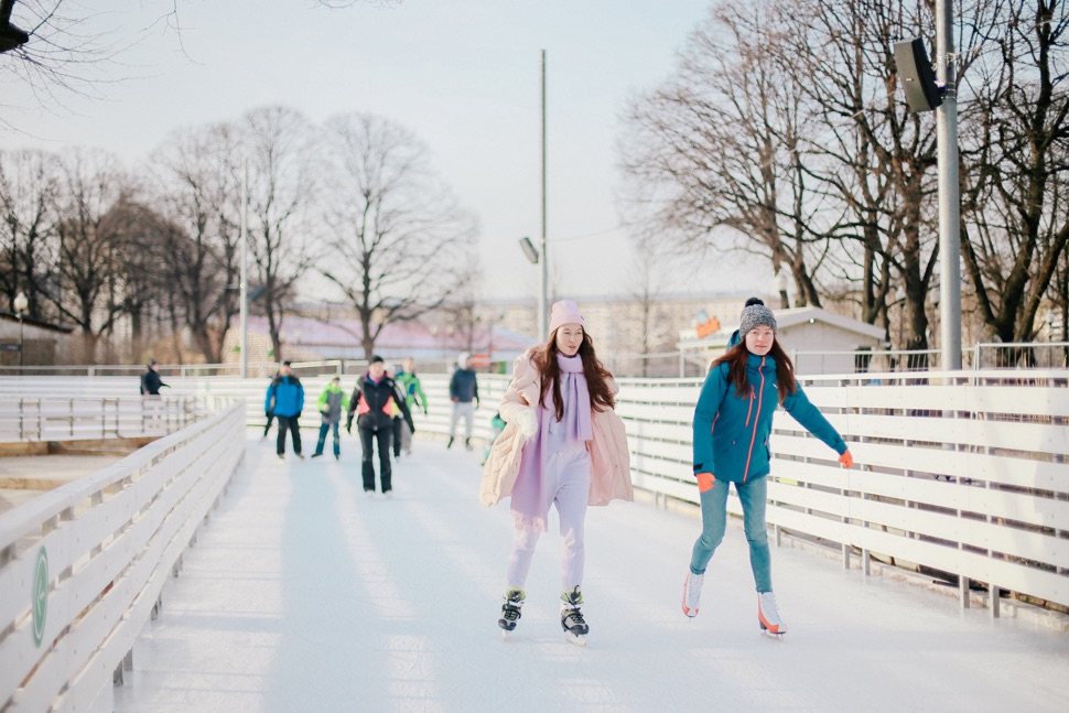 Zwei Eis­läu­ferinnen und mehr Eislläufer im Gorki Park