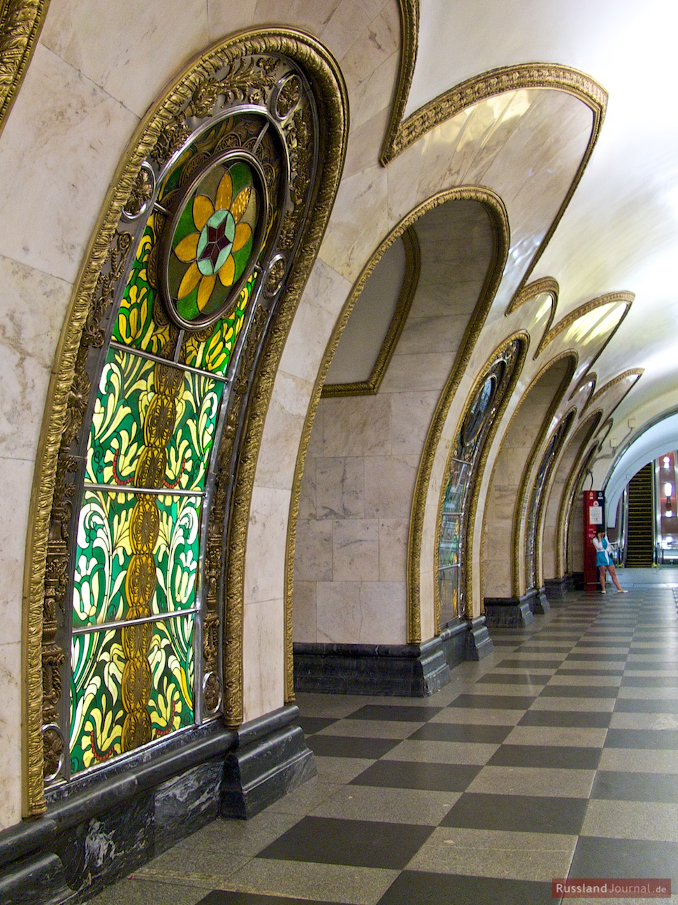 Buntglasscheiben in der Station Novoslobodskaya der Moskauer Metro