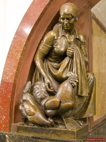 Skulptur Frau mit Hahn in der Station Ploshchad Revolyutsii der Moskauer Metro