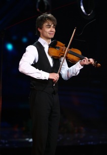 Alexander Rybak, der Gewinner der Eurovision 2009, spielt Geige auf der Bühne