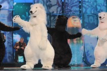 Tänzer in Bärenkostümen tanzen auf der Bühne