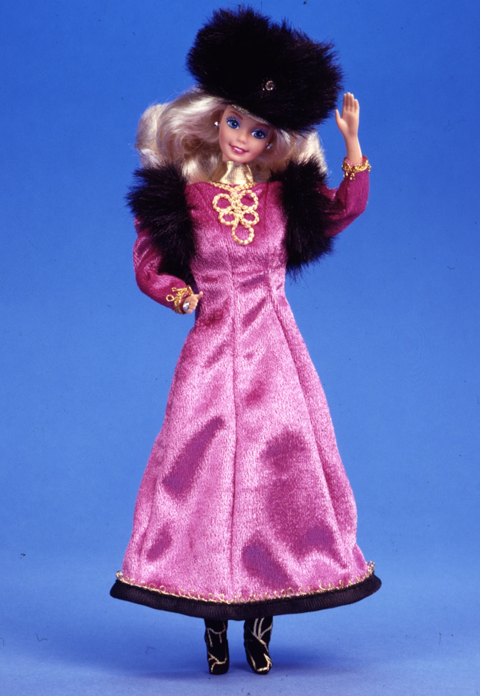 Barbie Russland im fuchsfarbenem Kleid mit schwarzer Fellmütze
