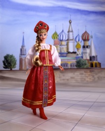 Barbie Russland mit blondem Zopf, mit roter Krone, im roten Sarafan und weißer Bluse