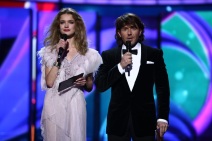 Natalia Vodianova im weißen Kleid und Andrei Malakhov im Smoking beim 1. Halbfinale der Eurovision 2009