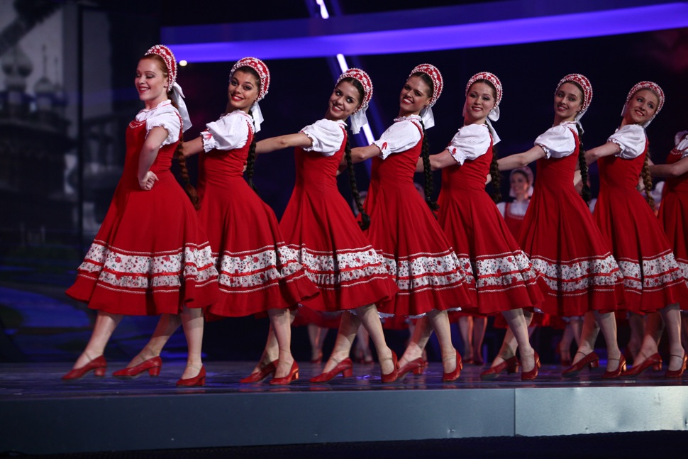Tänzerinnen in traditionellen russischen roten Sarafanen
