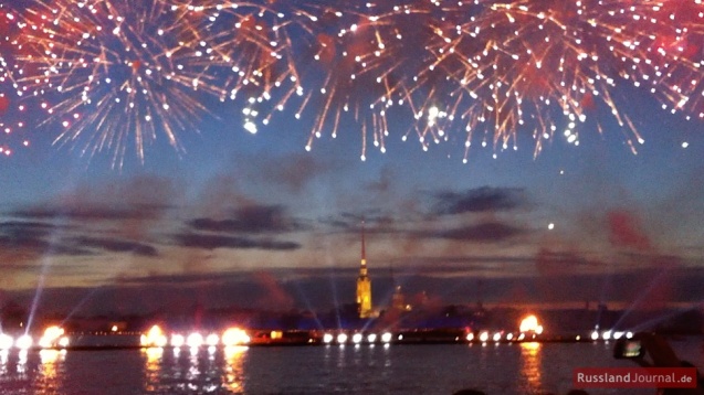 Feuerwerk über der Newa in St. Petersburg