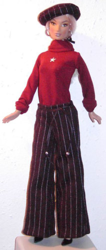 Puppe Larissa trägt roten Pullover mit Sowjetstern, schwarze Hose mit weißen Streifen und Baskenmütze aus dem selben Stoff