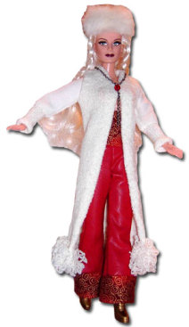 Puppe Nastasja trägt rote Hose, weißen Mantel und weiße Pelzmütze