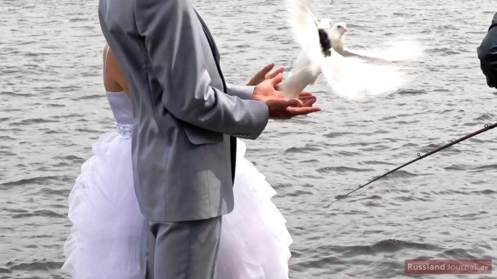 Brautpaar mit Tauben